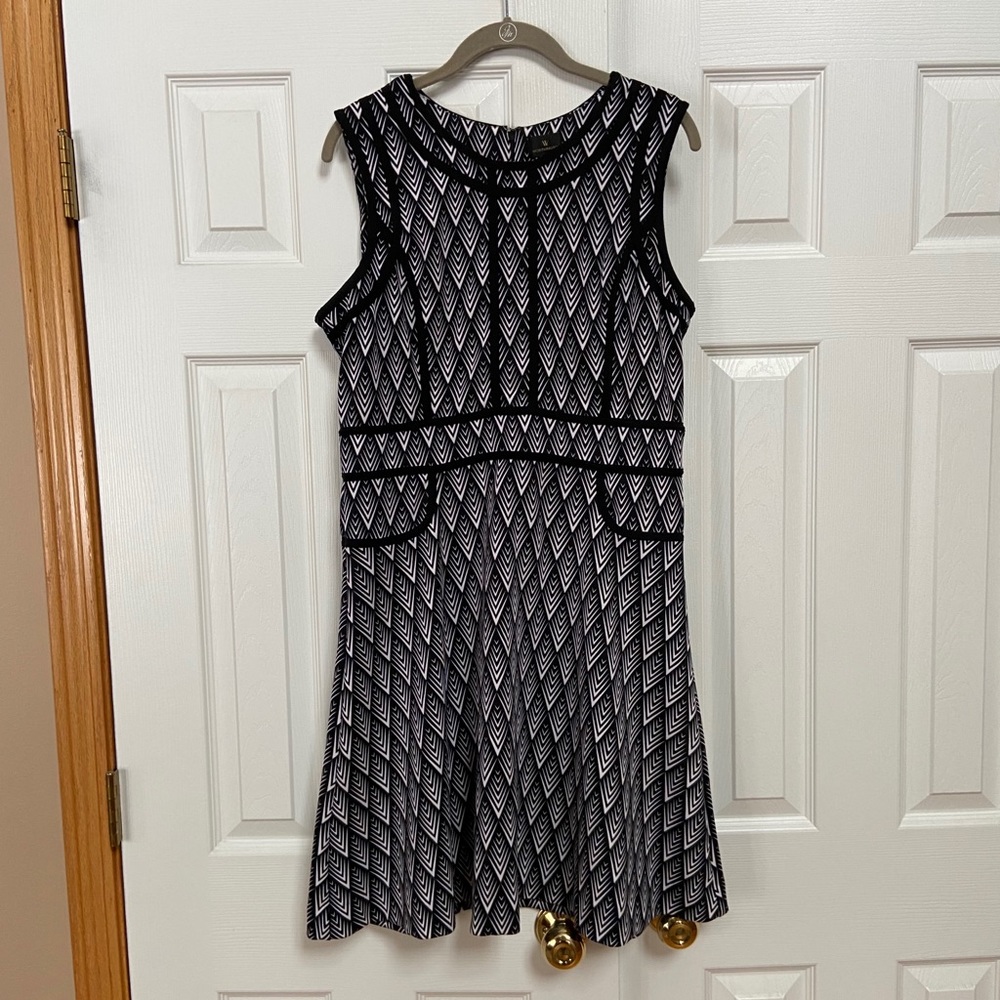 Women’s Sleeveless Black & White Dress